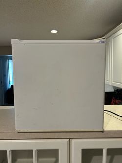 Haier 1.7 Cu. Ft. Compact Mini Refrigerator / Fridge