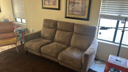 Couch that has two recliner sections on the ends