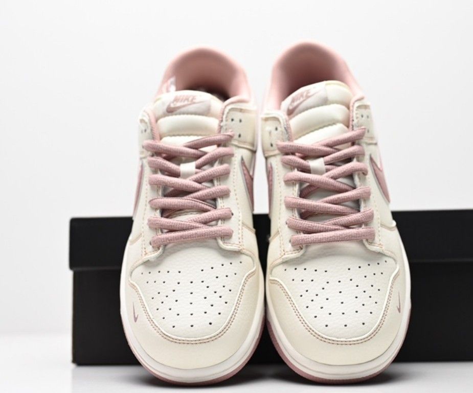 Nike SB Dunk Low Supreme co-branded size 8.5