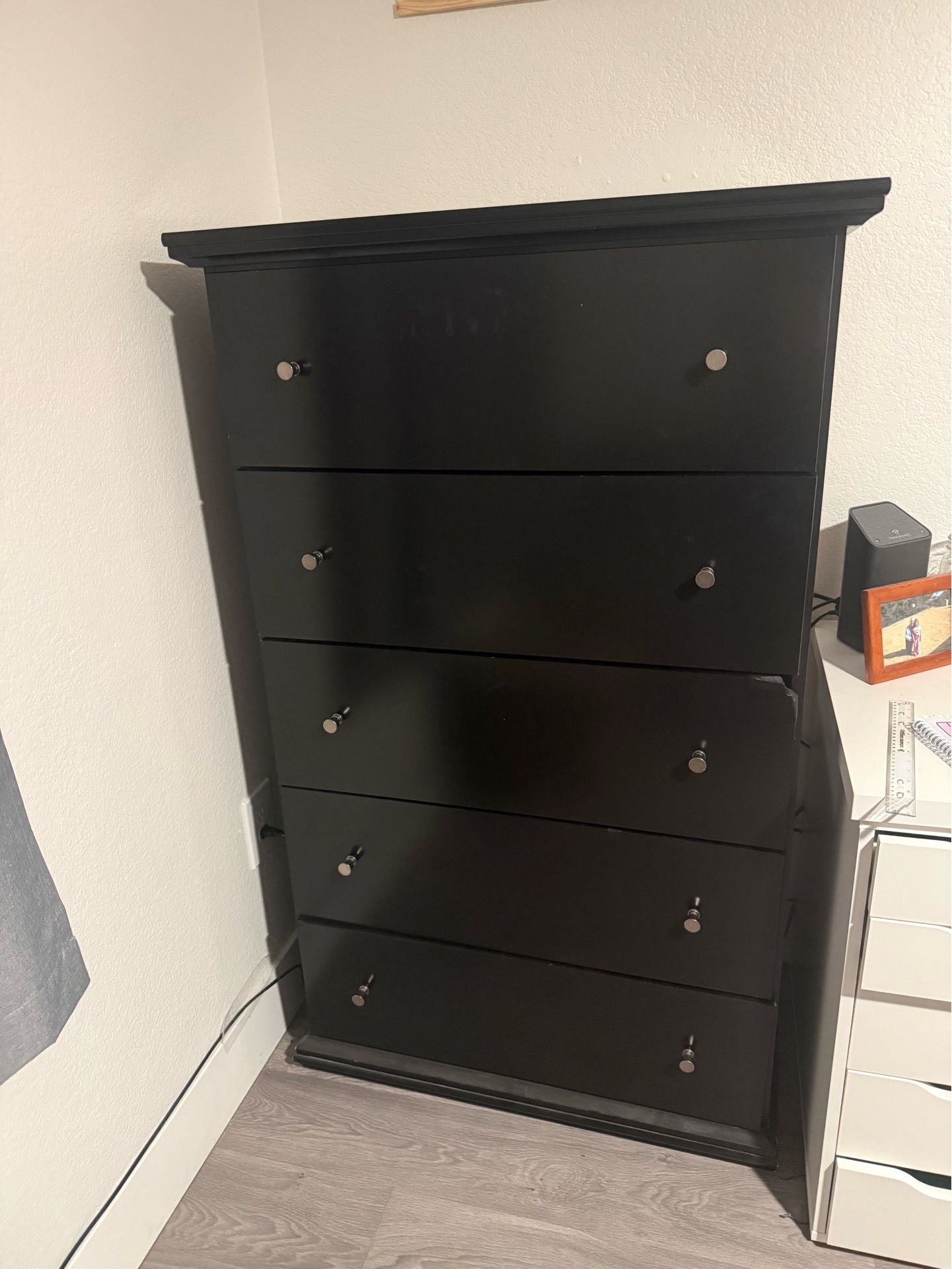 5 Drawer Vertical Dresser!!