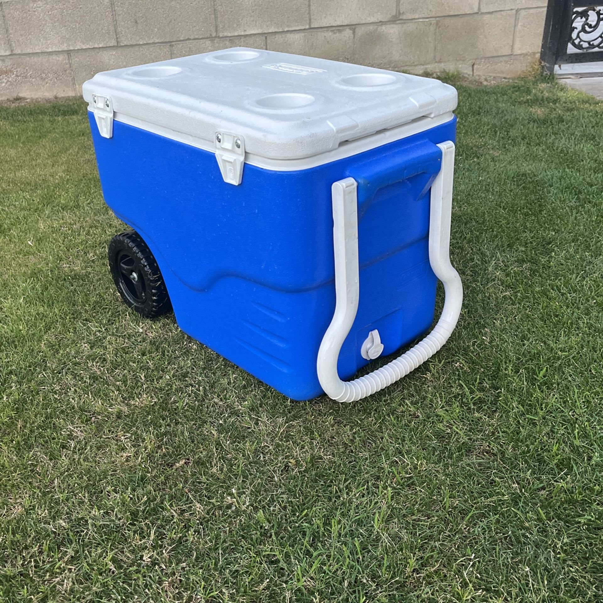 Medium size ice chest good condition