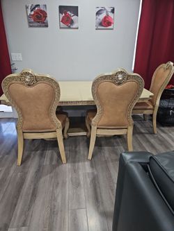 Comedor con 3 sillas y vitrina