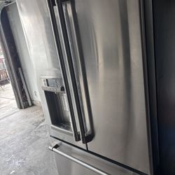 Ge Refrigerator Like New