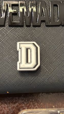 Jibbitz letter D