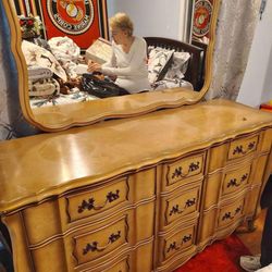 🎁BEAUTIFUL VINTAGE DRESSER WITH MIRROR/9 DRAWER-SOLID WOOD🎁