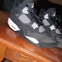Jordan retro 4's white Thunder size 9½