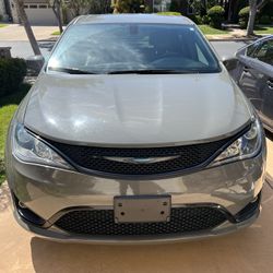 2020 Chrysler Pacifica Hybrid Mini Van $22,500