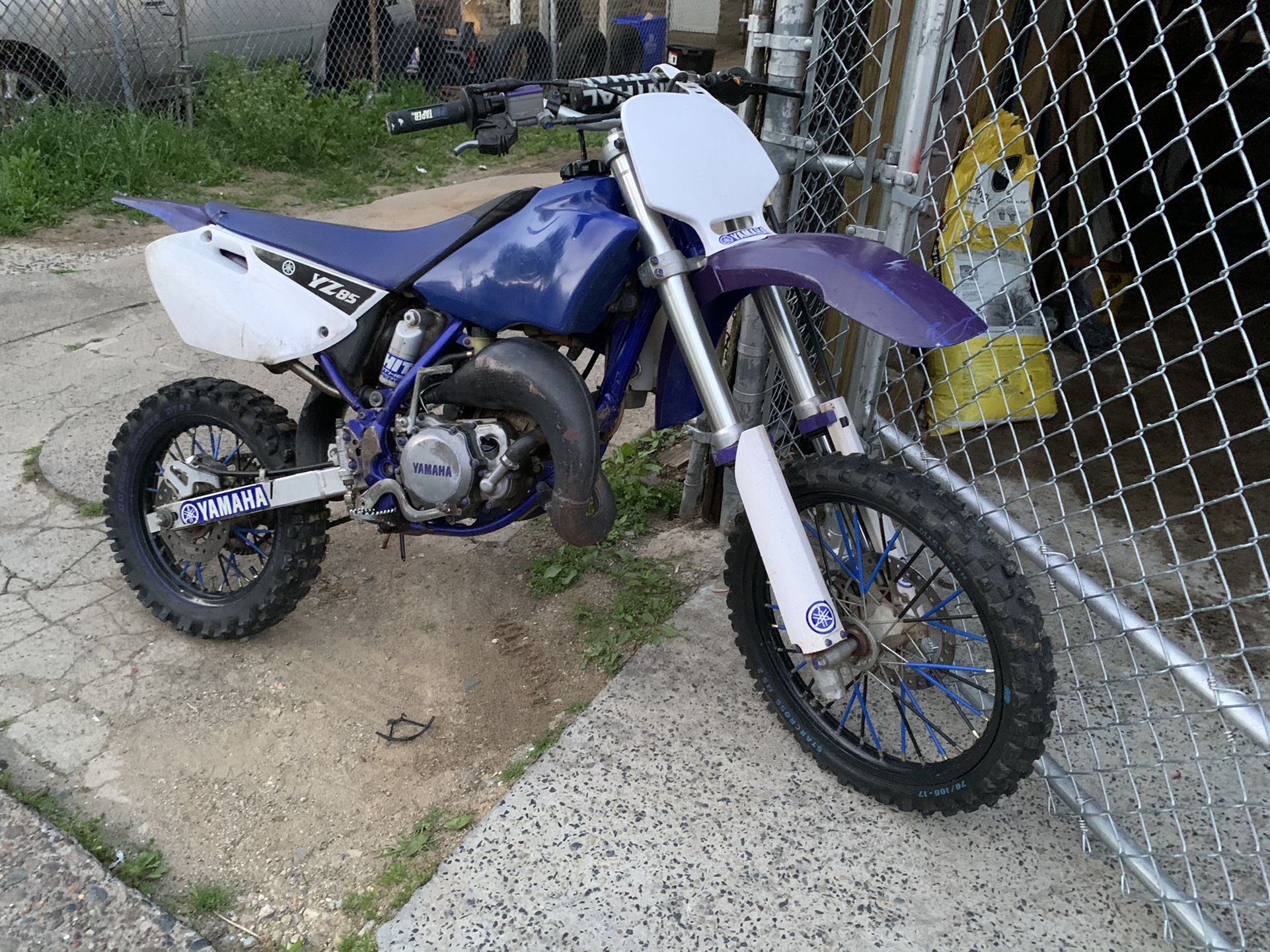 Photo 2005 yz85 Runs Good, Only Problem Is It Leaks gas under the dirtbike the Bikes Comes With Brand new plastics and seat cover and more things
