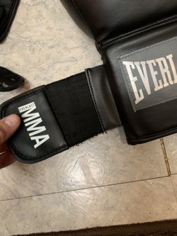 Everlast gloves mma kickboxing. Small tear in elastic east to sew. I’m not doing it lol