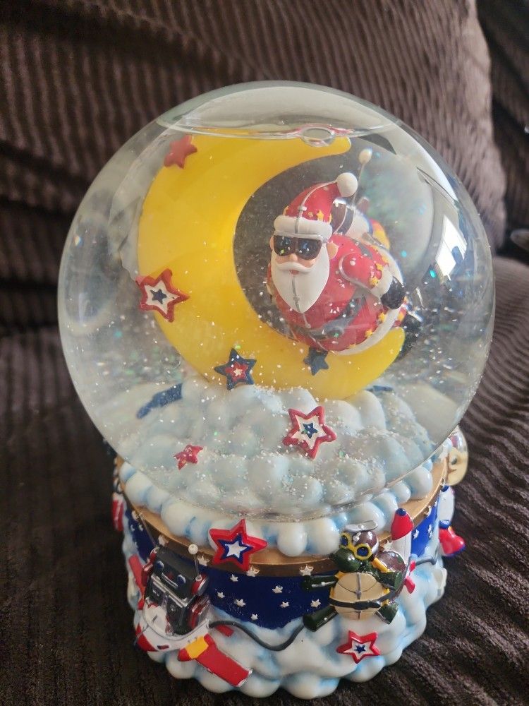 Santa snow globe