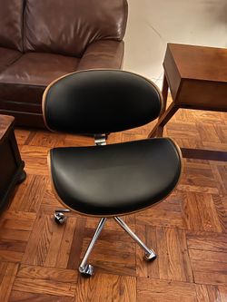 Computer chair!!! Like new!!! leather and wood!!!! Originally $300!!!