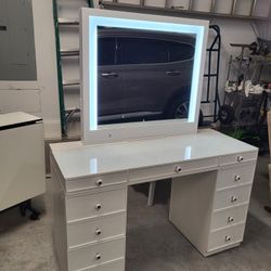 White Vanity With 9 Drawers Excellent 