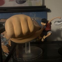 One Piece: Luffy Statues