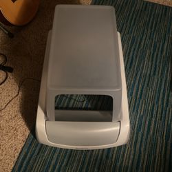 Self cleaning litter box