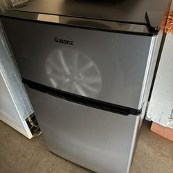 Galanz 3.1 Cu Ft Mini Fridge w/ Freezer 