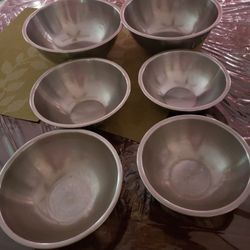 Stainless steel mixing bowls/ ea. Has 3 Bowls l