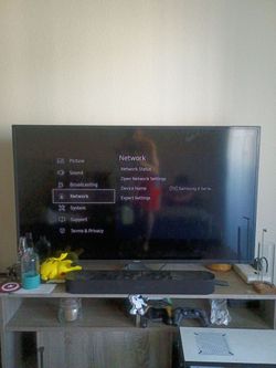 *MOVING SALE* Samsung Series 6 Flat Screen Smart TV 4K, 50in