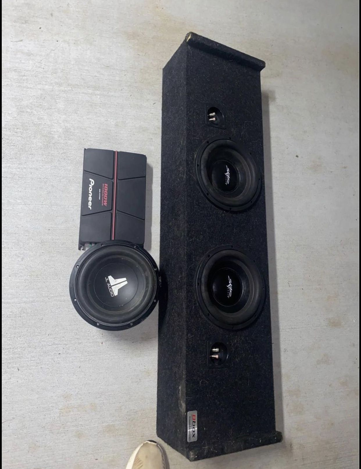 3 10in Subwoofers amp with box