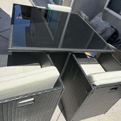 Patio set in great condition- rain proof 