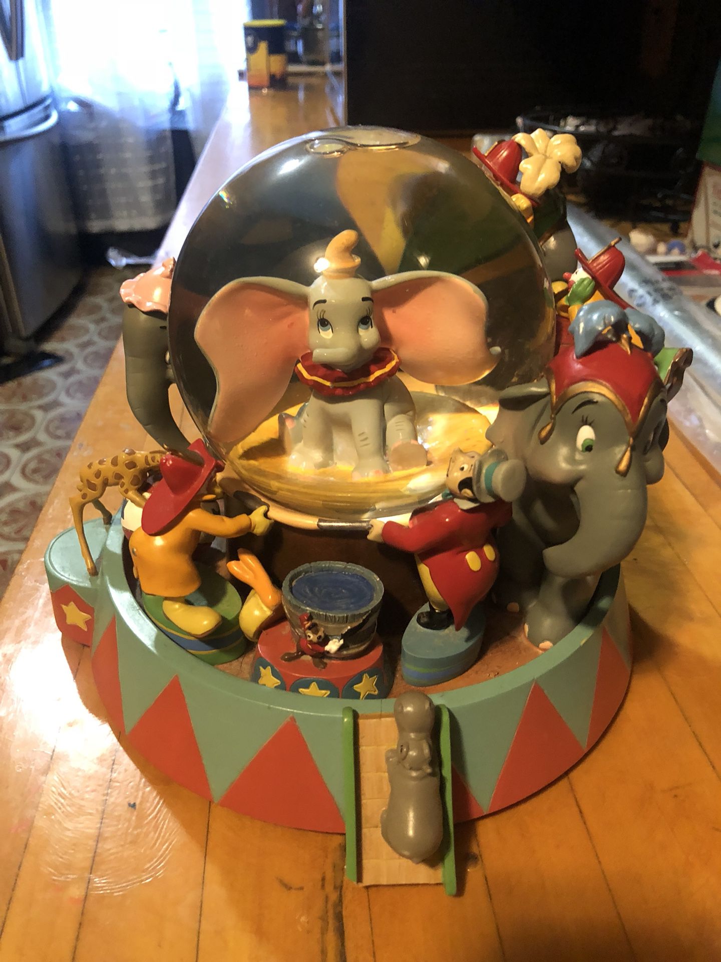 Rare Disney Dumbo 🐘 snow globe