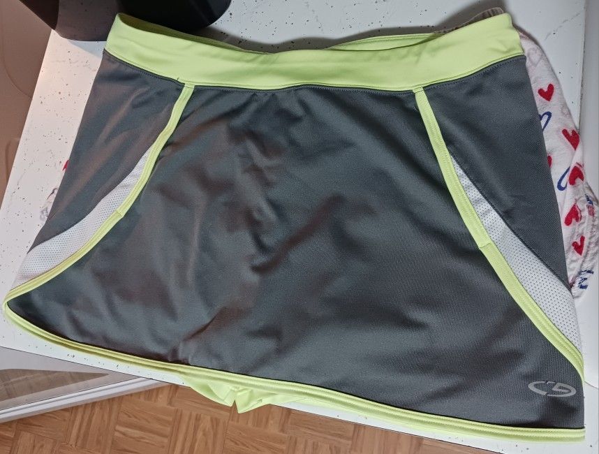 WOMEN'S CHAMPION BRAND SKORT, SIZE XL 14-16, DARK GRAY/NEON GREEN/WHITE