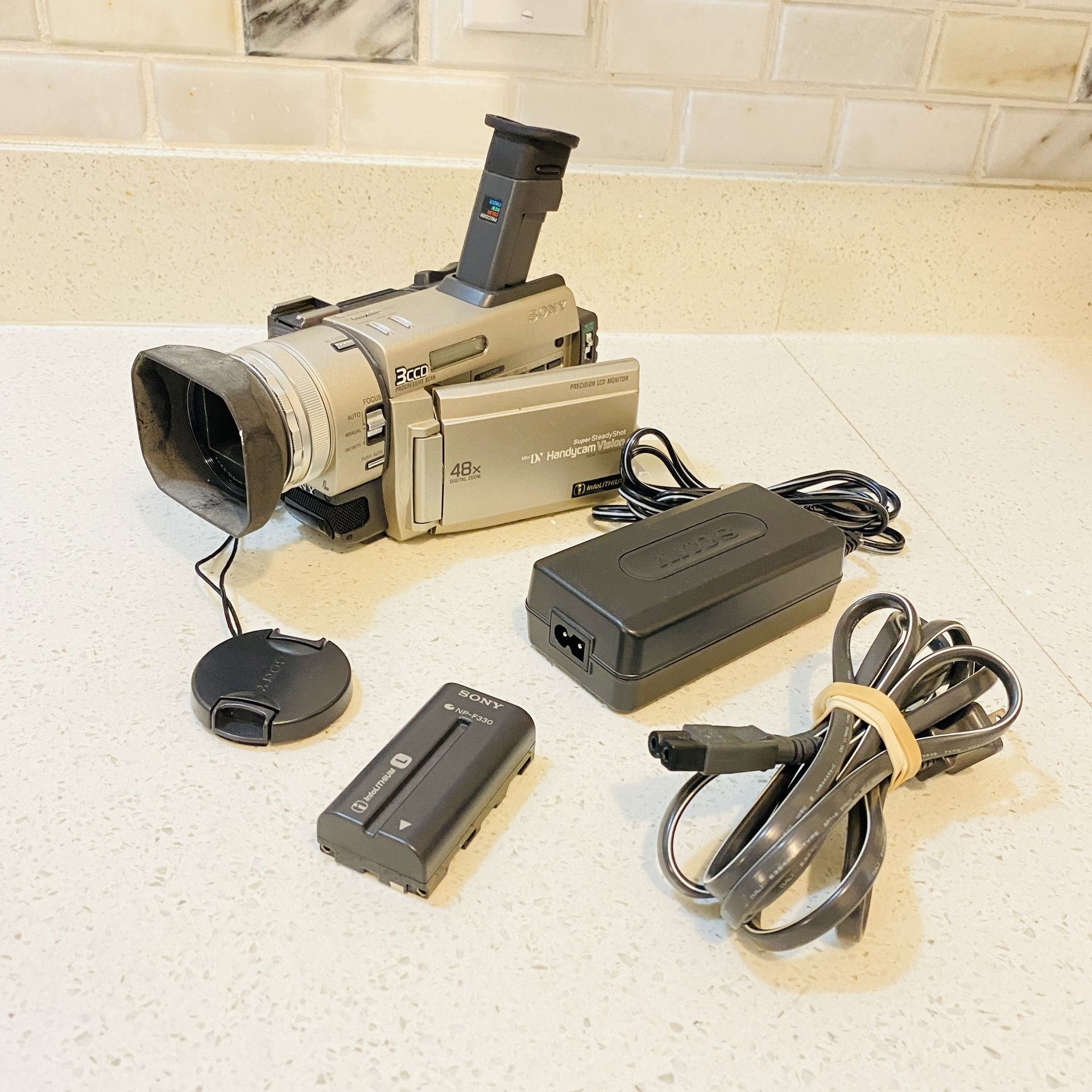 Sony DCR-TRV900 Silver 3.5" LCD NTSC MiniDV 48x Digital Zoom Handycam Camcorder with power adapter
