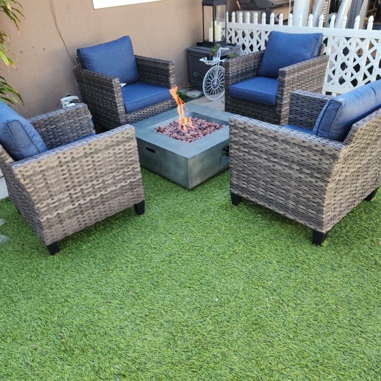 New , Assembled Fire Pit Set  / Patio Set  / Outdoor Furniture. 