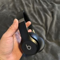 Beats - Solo 4 Wireless On-Ear Headphones - Matte Black