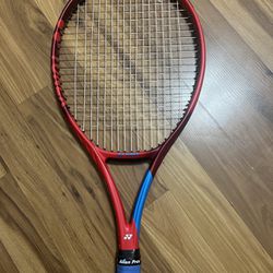 Tennis racket (VCORE Feel)
