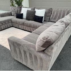 Stunning Gray Sectional Couch In Perfect Condition With Pull Out Bed - Free Delivery 🚚 