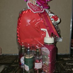 Valentines Day Womens Gift Set/Basket Fragrance Mists, Candle, Foam Hand Soap, Make Up Bag