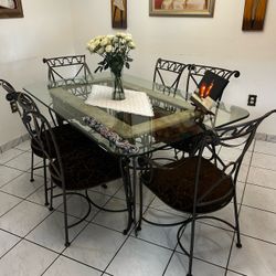 Comedor con 6 sillas de hierro