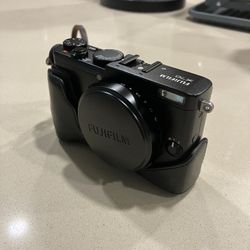 Fujifilm X70 w/ Case & 64GB SD Card