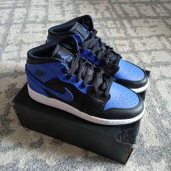Jordan 1 Mid Hyper Royal Size 5y/6.5w