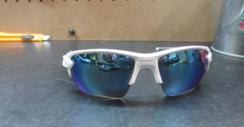 Used Oakley Flak 2.0 Sunglasses ( Read the Description)
