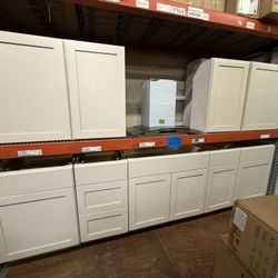 Avondale Kitchen Cabinets Set in Antique White