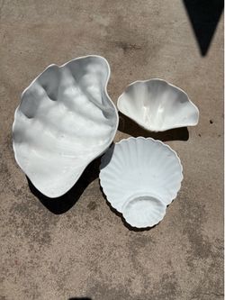 Set of 3 white shell plastic plates