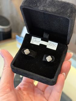 14K yellow gold natural diamonds stud earrings