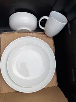 New 16 piece Target Threshold Dinnerware Set