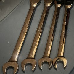 Snap-on Tools 4 pc SAE Flank Drive® Plus Non-Reversible Ratcheting Combination Wrench Set (13/16-1")