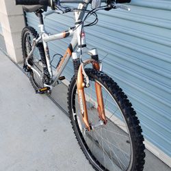 SCHWINN MOUNTAIN BIKE 21 SPEEDS TIRE 26