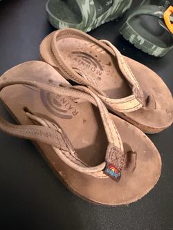 Baby rainbow sandals and cat & jack size 5/6