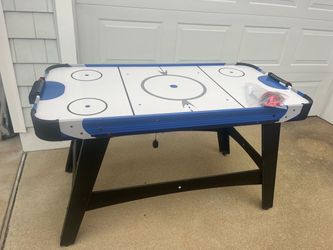 Air hockey table