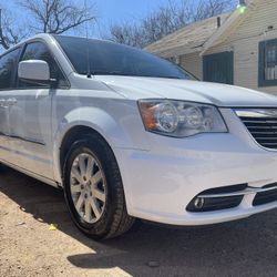 2014 Chrysler Town & Country!!