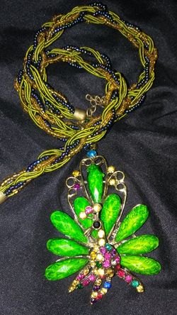 Vintage womens studded peacock beaded necklace