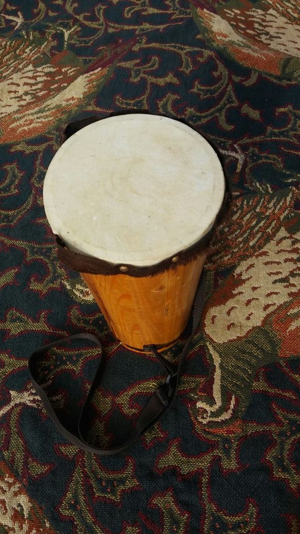 DJembe drum 14" tall & 7" head good condition