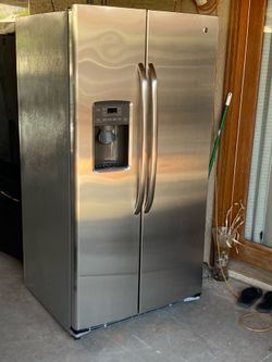 GE REFRIGERATOR SIDE BY SIDE
