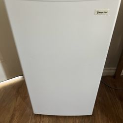 Magic Chef Mini Fridge – Great Condition!