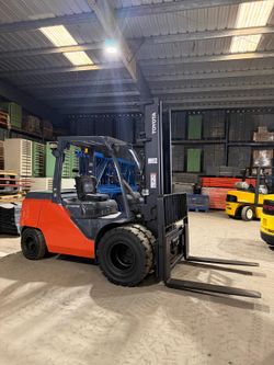2017 Toyota 10,000 lbs capacity forklift