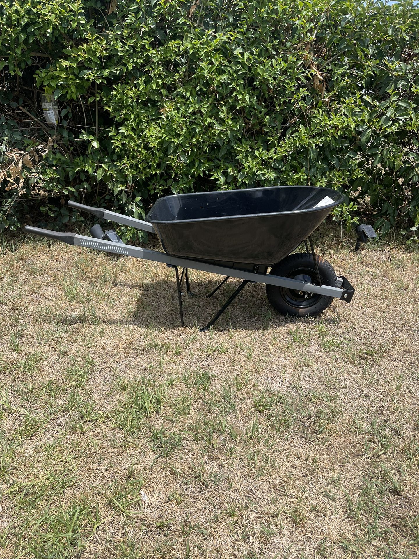 Project Source 5.5-cu ft 1 Wheel Steel Push Wheelbarrow